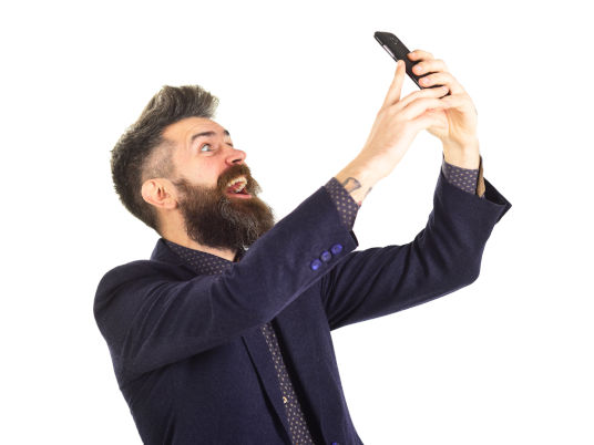 Bärtiger Hipster mit Handy