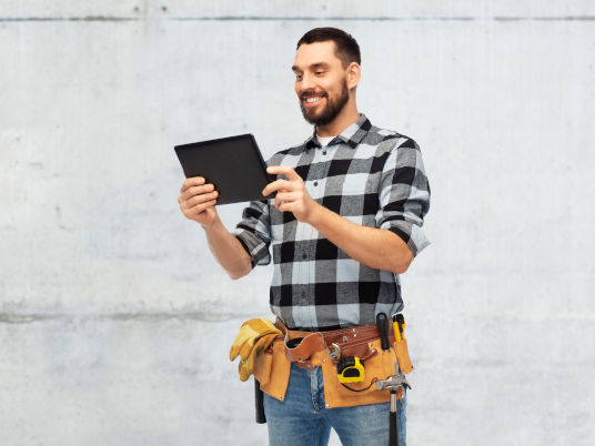 DIY-Guy mit Tablet